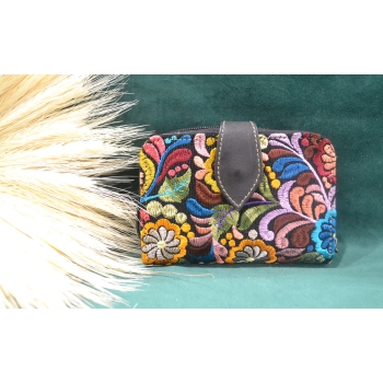 Portmonetka z ciemnobrązowej skóry z kolorowym kwiatowym haftem.