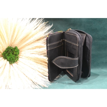 Portmonetka z ciemnobrązowej skóry z kolorowym kwiatowym haftem.