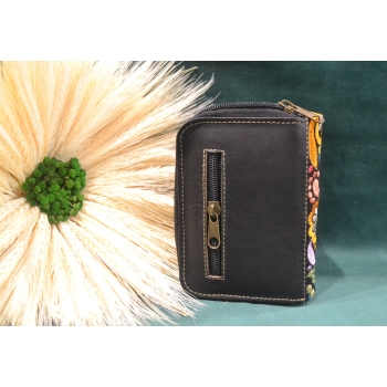 Portmonetka z ciemnobrązowej skóry z kolorowym kwiatowym haftem.