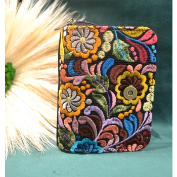 Portmonetka z ciemnobrązowej skóry z kolorowym kwiatowym haftem.