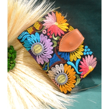 Portmonetka z jasnobrązowej skóry z kolorowym kwiatowym haftem.