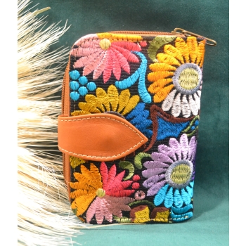 Portmonetka z jasnobrązowej skóry z kolorowym kwiatowym haftem.