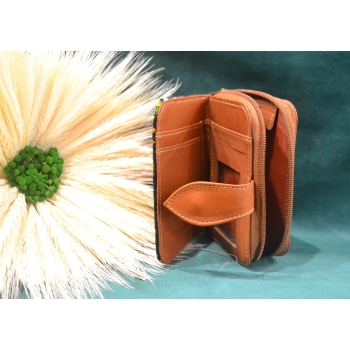 Portmonetka z jasnobrązowej skóry z kolorowym kwiatowym haftem.