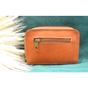 Portmonetka z jasnobrązowej skóry z kolorowym kwiatowym haftem.