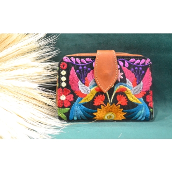 Portmonetka z jasnobrązowej skóry z kolorowym kwiatowym haftem.