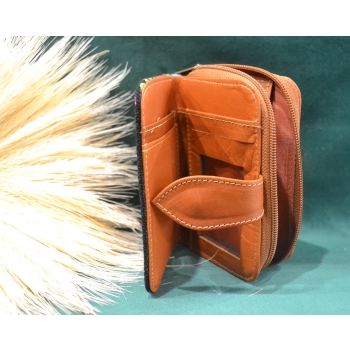 Portmonetka z jasnobrązowej skóry z kolorowym kwiatowym haftem.