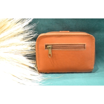 Portmonetka z jasnobrązowej skóry z kolorowym kwiatowym haftem.