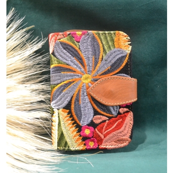 Portmonetka z jasnobrązowej skóry z kolorowym kwiatowym haftem.