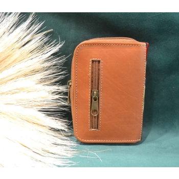 Portmonetka z jasnobrązowej skóry z kolorowym kwiatowym haftem.