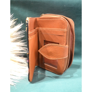 Portmonetka z jasnobrązowej skóry z kolorowym kwiatowym haftem.