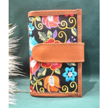Portfel mały skórzany jasnobrązowy z kwiatowym kolorowym haftem .