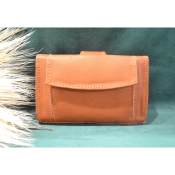 Portfel mały skórzany jasnobrązowy z kwiatowym kolorowym haftem .