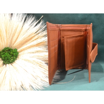 Portfel mały skórzany jasnobrązowy z kwiatowym kolorowym haftem .