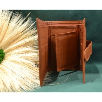 Portfel mały skórzany jasnobrązowy z kwiatowym kolorowym haftem .