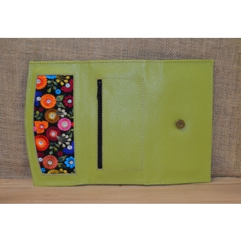 Portfel duży skórzany jasno zielony z kwiatowym kolorowym haftem .