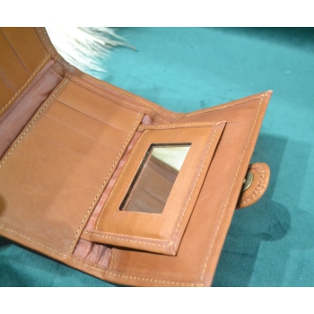 Portfel mały skórzany jasnobrązowy z kwiatowym kolorowym haftem .