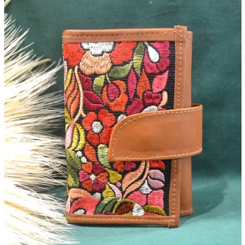 Portfel mały skórzany jasnobrązowy z kwiatowym kolorowym haftem .