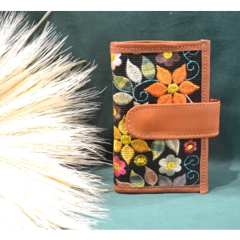 Portfel mały skórzany jasnobrązowy z kwiatowym kolorowym haftem .