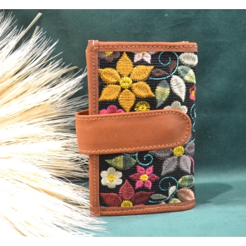 Portfel mały skórzany jasnobrązowy z kwiatowym kolorowym haftem