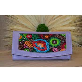Portfel duży skórzany jasno fioletowy z kwiatowym kolorowym haftem .