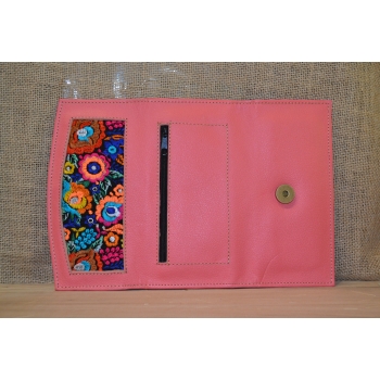 Portfel duży skórzany jasno różowy z kwiatowym kolorowym haftem .