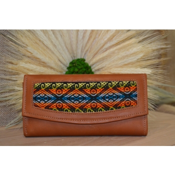 Portfel duży skórzany jasno brązowy z etnicznym kolorowym haftem .