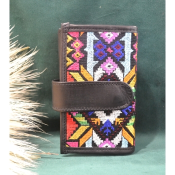 Portfel mały skórzany ciemnobrązowy z kwiatowym kolorowym haftem .