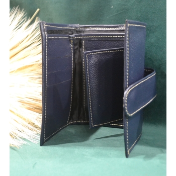 Portfel mały skórzany granatowy z kwiatowym kolorowym haftem .