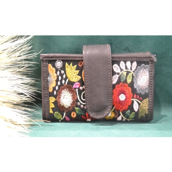 Portfel mały skórzany ciemnobrązowy z kwiatowym kolorowym haftem .