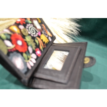 Portfel mały skórzany ciemnobrązowy z kwiatowym kolorowym haftem .