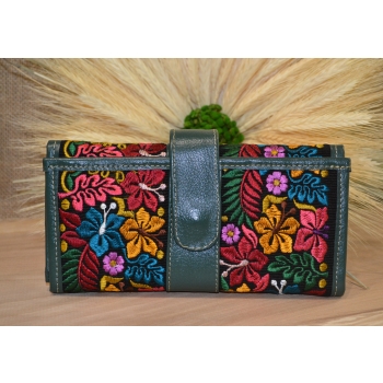 Portfel duży skórzany ciemno zielony z kwiatowym kolorowym haftem .