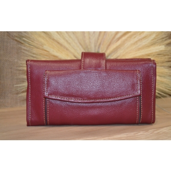 Portfel duży skórzany ciemno czerwony z kwiatowym kolorowym haftem .