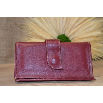 Portfel duży skórzany ciemno czerwony z kwiatowym kolorowym haftem .