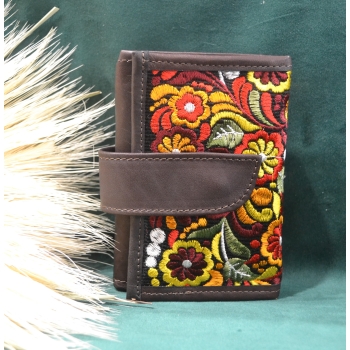 Portfel mały skórzany ciemnobrązowy z kwiatowym kolorowym haftem .
