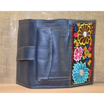 Portfel duży skórzany ciemno niebieski z kwiatowym kolorowym haftem .