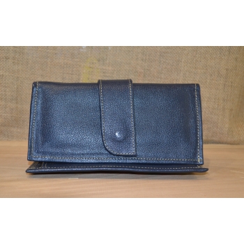 Portfel duży skórzany ciemno niebieski z kwiatowym kolorowym haftem .