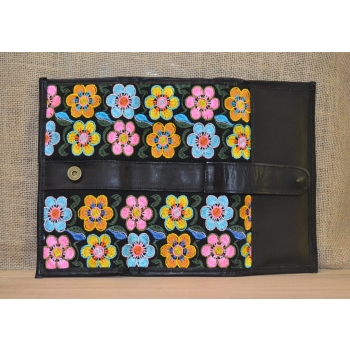 Portfel duży skórzany czarny  z kwiatowym kolorowym haftem .