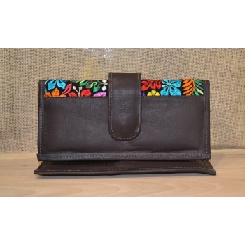 Portfel duży skórzany ciemno brązowy z kwiatowym kolorowym haftem .