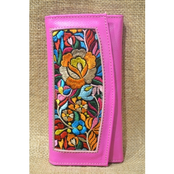 Portfel duży skórzany różowy z kwiatowym kolorowym haftem .