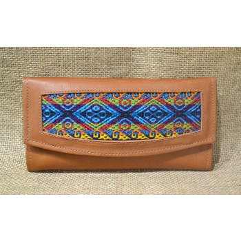 Portfel duży skórzany jasnobrązowy z etnicznym niebieskim  haftem .