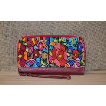 Portfel duży skórzany dwukomorowy czerwony z kwiatowym kolorowym haftem .