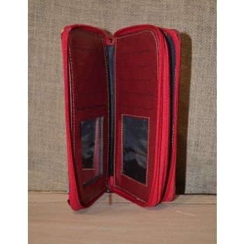 Portfel duży skórzany dwukomorowy czerwony z kwiatowym kolorowym haftem .