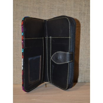 Portfel duży skórzany dwukomorowy ciemno brązowy z kwiatowym kolorowym haftem .