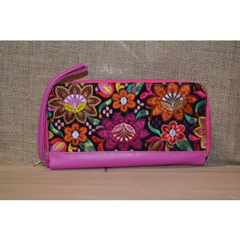 Portfel duży skórzany dwukomorowy różowy z kwiatowym kolorowym haftem .