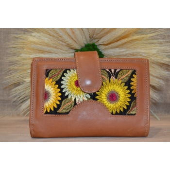 Portfel notatnik skórzany brązowa z kwiatowym kolorowym haftem .