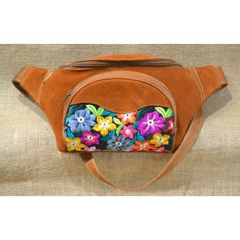 Torebka na biodro z jasnobrązowej zamszowej skóry i kwiatowym haftem .