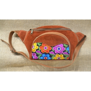 Torebka na biodro z zamszowej skóry w ceglasto czerwonym kolorze i kwiatowym haftem .