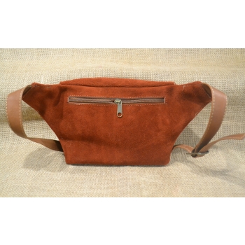 Torebka na biodro z jasnobrązowej zamszowej skóry i kwiatowym haftem .