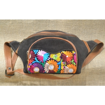 Torebka na biodro z ciemnobrązowej zamszowej skóry i kwiatowym haftem .