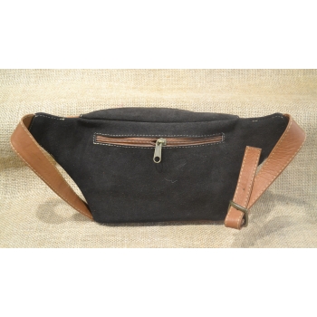 Torebka na biodro z brązowej zamszowej skóry i kwiatowym haftem .